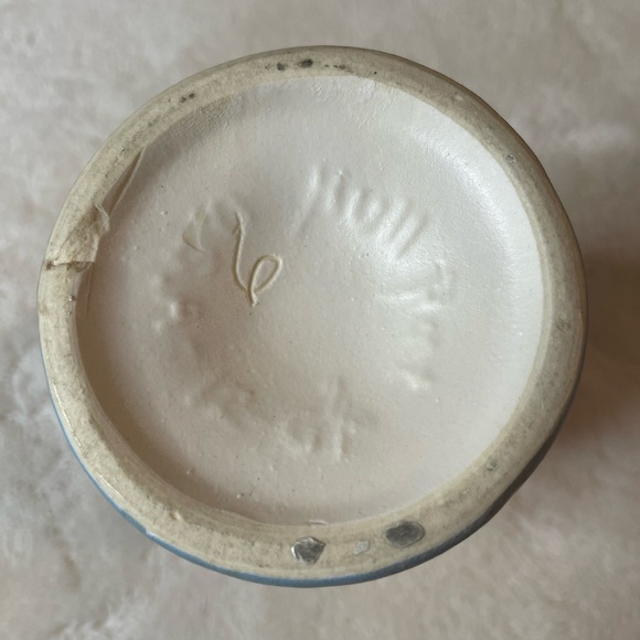 Hull Pottery Antique Fan Vase - Picture 4 of 4